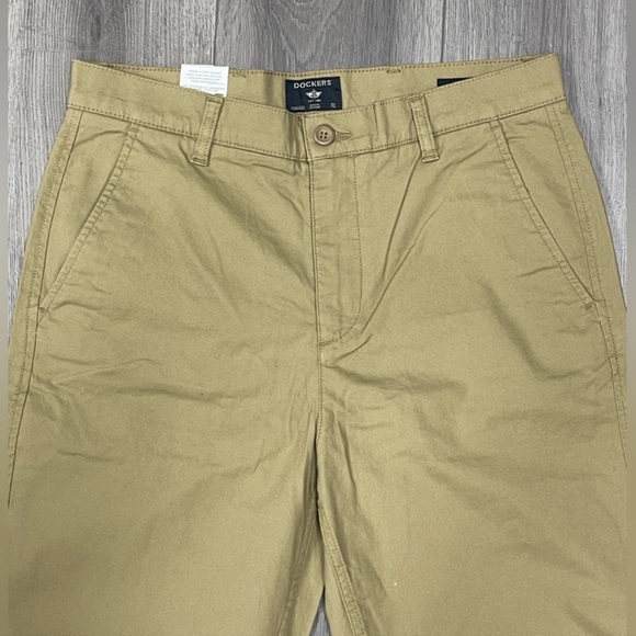 NWT Dockers® Men's Straight Fit Chino Khaki with Stretch for Comfort, 32x30 - Picture 5 of 7